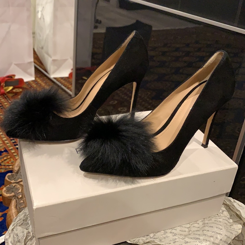 NIB Pour la Victoire Camilla Black Suede Pump sz 7